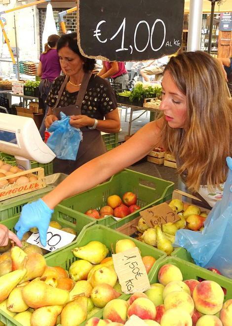 Banco dell’ortofrutta tutto in rosa e con prodotti locali 