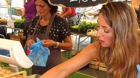 Banco dell’ortofrutta tutto in rosa e con prodotti locali
