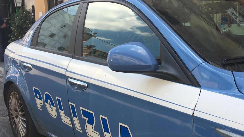 Fa ubriacare una giovane, lo riempiono di botte