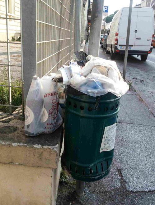 Cestini pieni in via Mazzini 