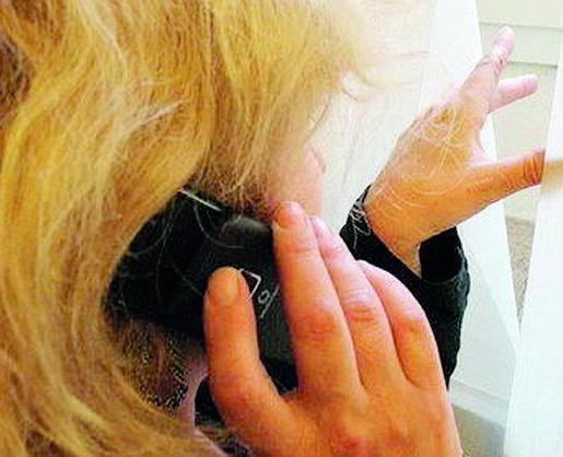 Perseguita l’ex amante del marito: denunciata per stalking e lesioni 