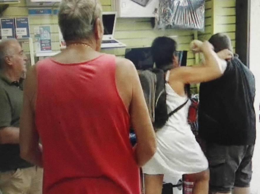 Aggredisce negoziante e commessa 