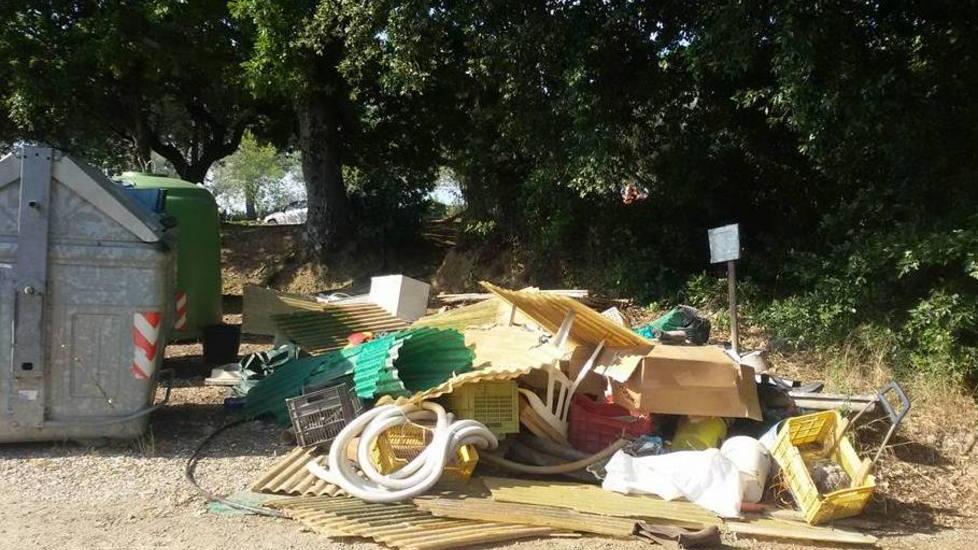 Rifiuti abbandonati sulla strada di Segalari