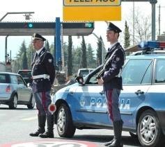 Lancia sacchetti sull’A15 Incastrato dai suoi rifiuti 