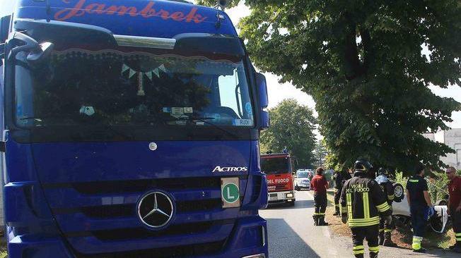 Auto fuori strada, grave un 19enne