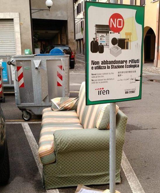 Un divano abbandonato in centro di fianco al divieto