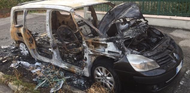 Rogo distrugge un’auto del pilota Alex Campani