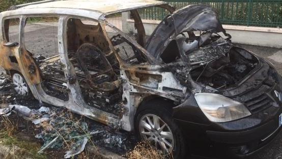 Rogo distrugge un’auto del pilota Alex Campani