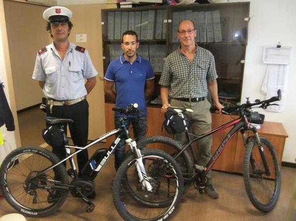 Passanti mettono in fuga un ladro di biciclette