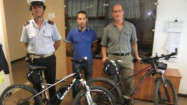 Passanti mettono in fuga un ladro di biciclette