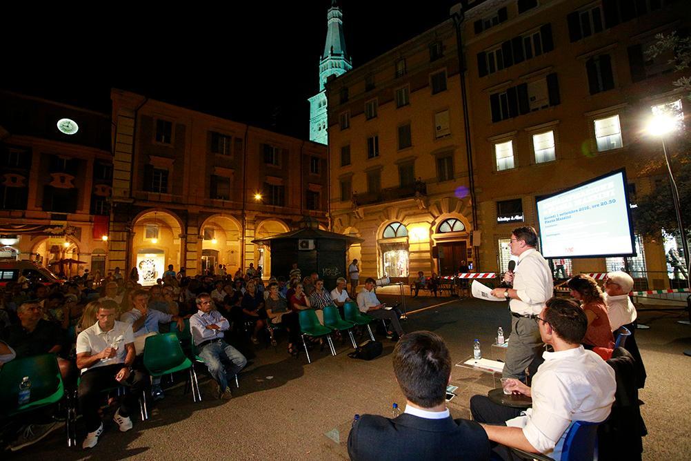 Muzzarelli e i progetti per Piazza Mazzini Verde ed ex Diurno: «Lavori al via fra un anno» 