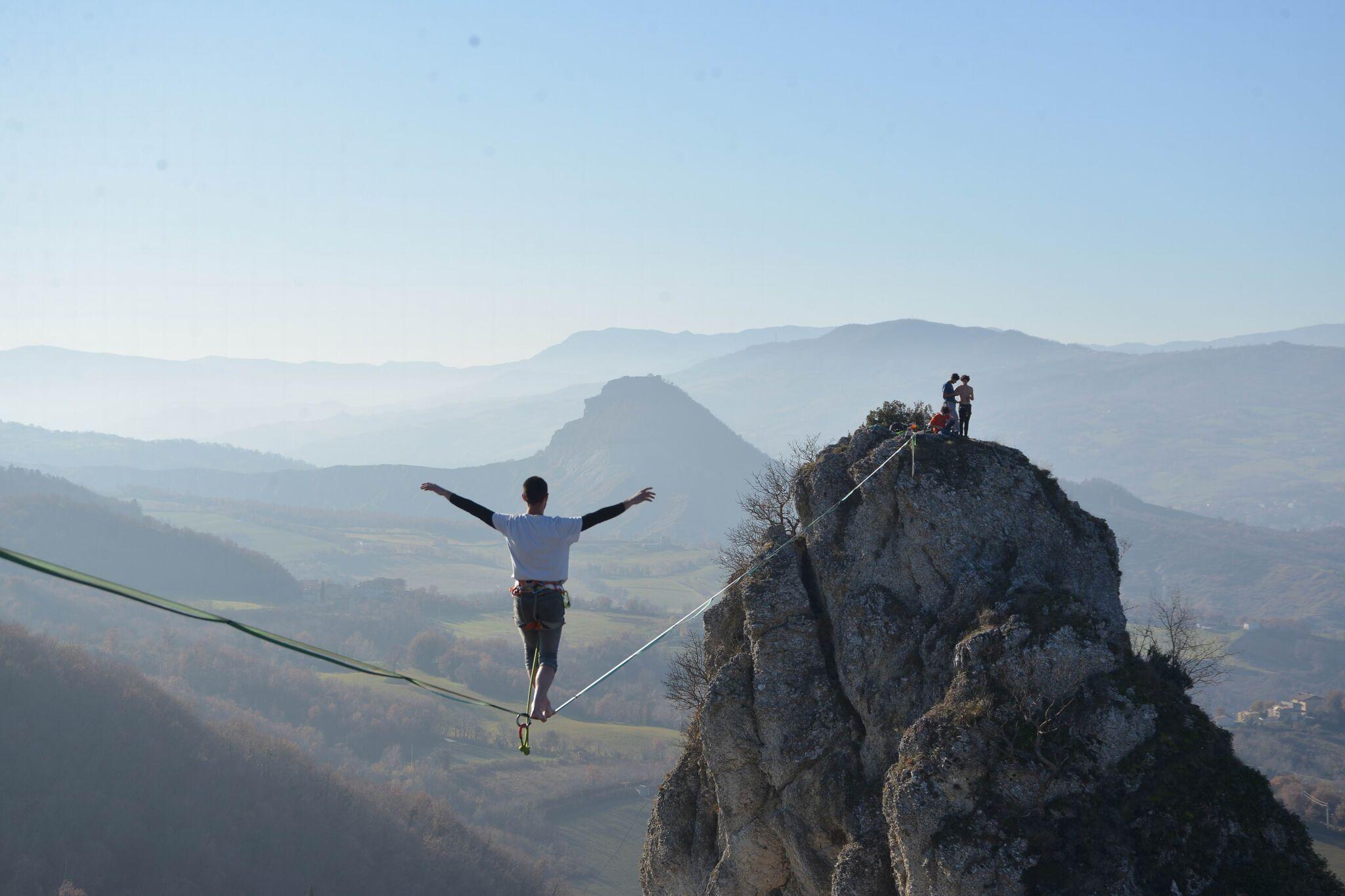 Spilamberto, i ragazzi volanti sospesi nel vuoto 
