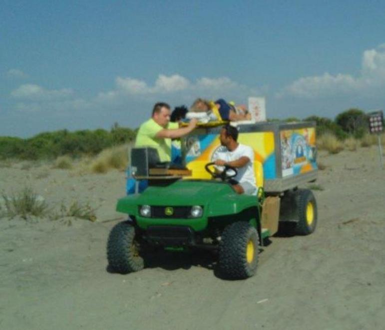 Il carretto dei gelati parte per il suo insolito viaggio di soccorso