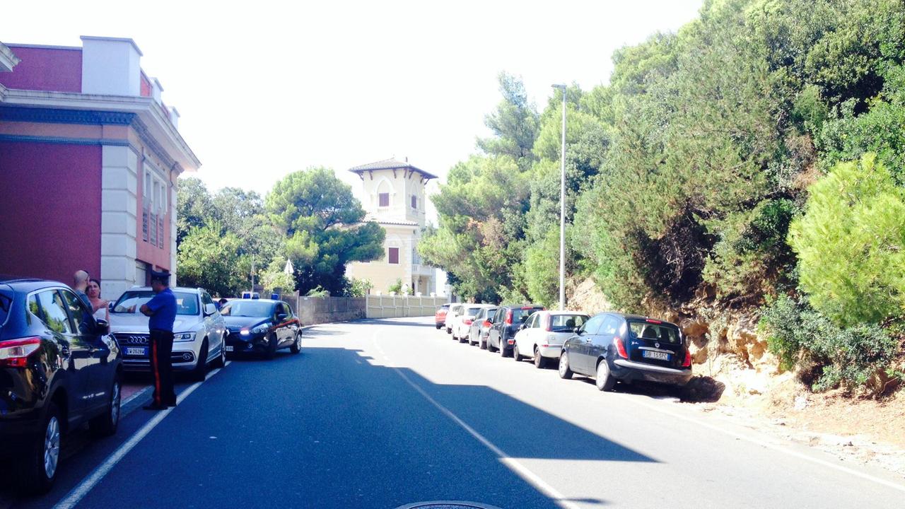 I carabinieri sul luogo dove è avvenuto lo scippo
