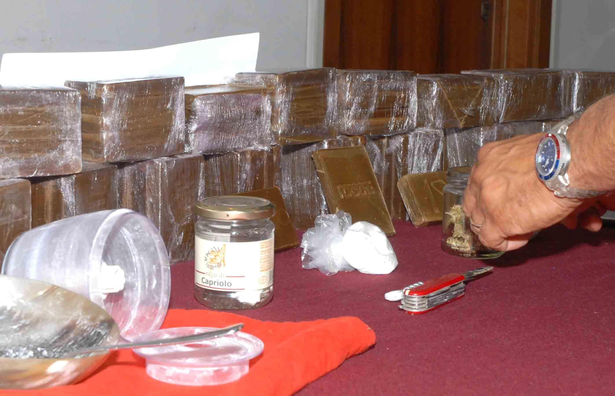 Panetti di marijuana sequestrati (foto d'archivio)