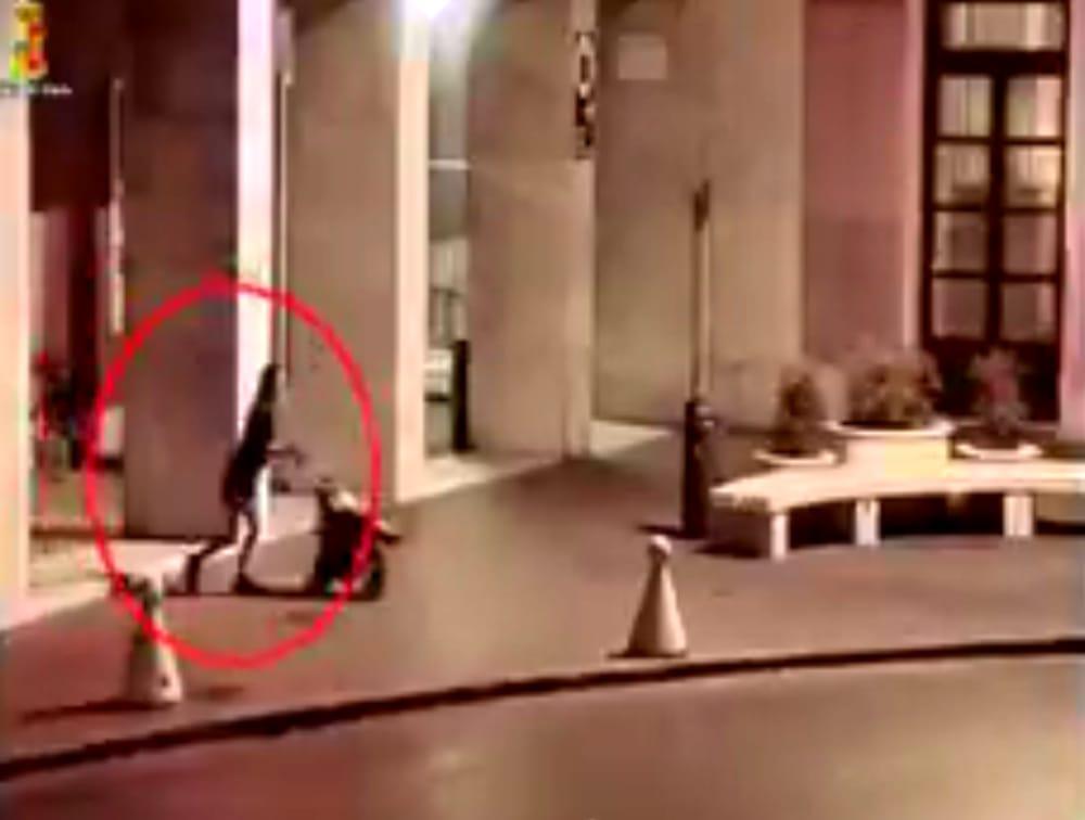 La donna mentre porta via il bimbo nel passeggino