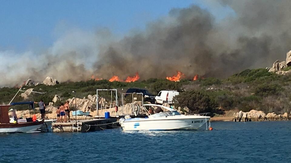 La Maddalena, grosso incendio all'Isuleddu: evacuate 200 persone 