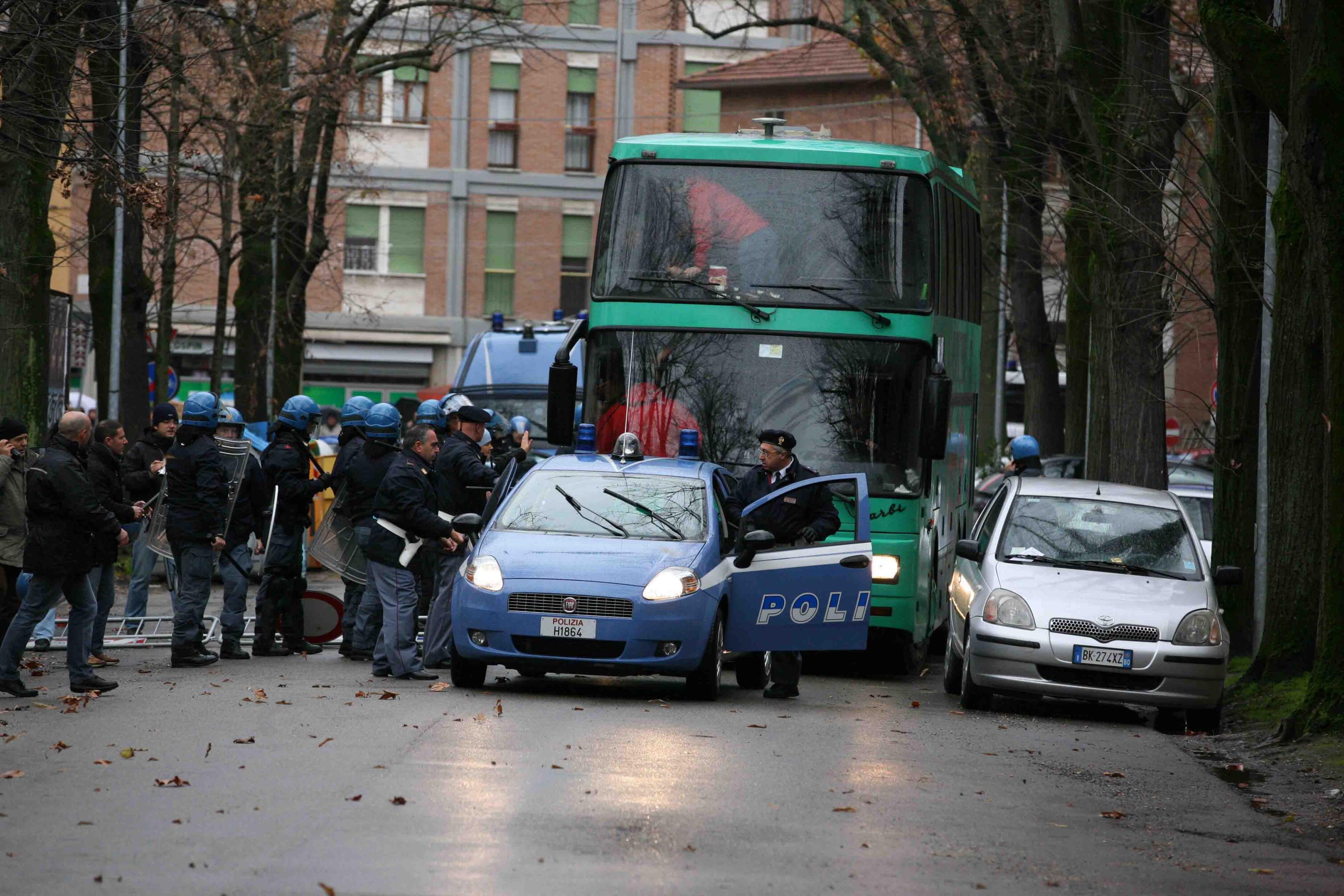 Un pullman di tifosi ospiti scortato dalla polizia