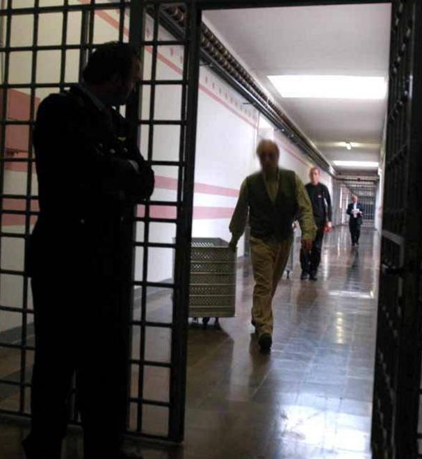 Detenuto manda agente all’ospedale 