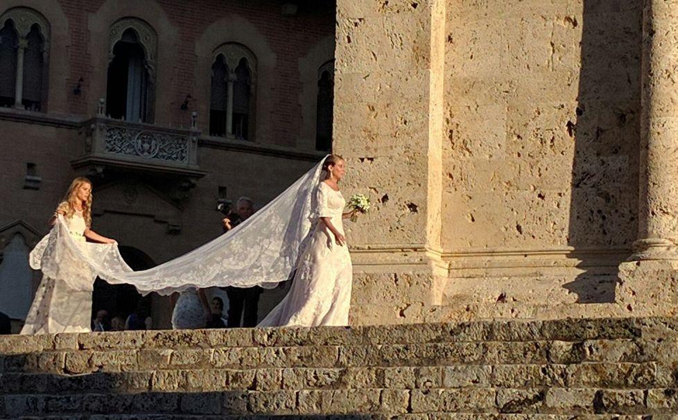 La sposa sul sagrato della cattedrale di San Cerbone a Massa Marittima (foto Sili)