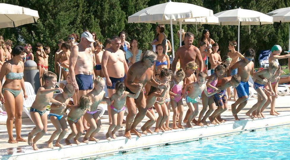 Il tuffo dell’amicizia chiude i corsi estivi di nuoto