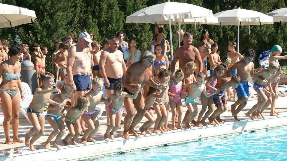 Il tuffo dell’amicizia chiude i corsi estivi di nuoto