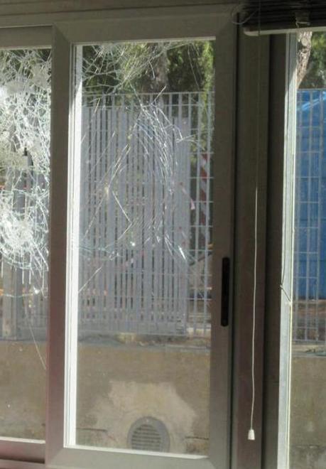 Prendono a sassate i vetri della scuola e usano gli estintori 