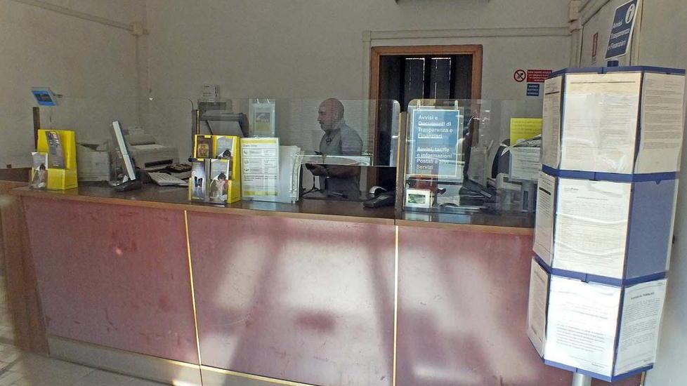 Assalto alle Poste picchiano la direttrice