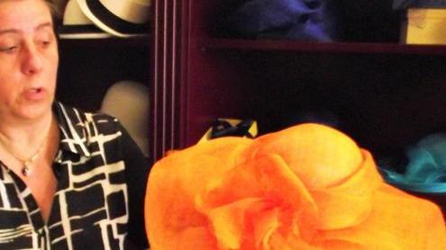 Tra piume e velette sfilano i cappelli dell’antica modisteria