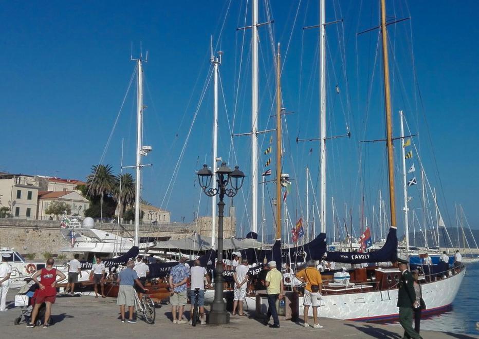 Ammirazione e tanta curiosità per le navi a vela 
