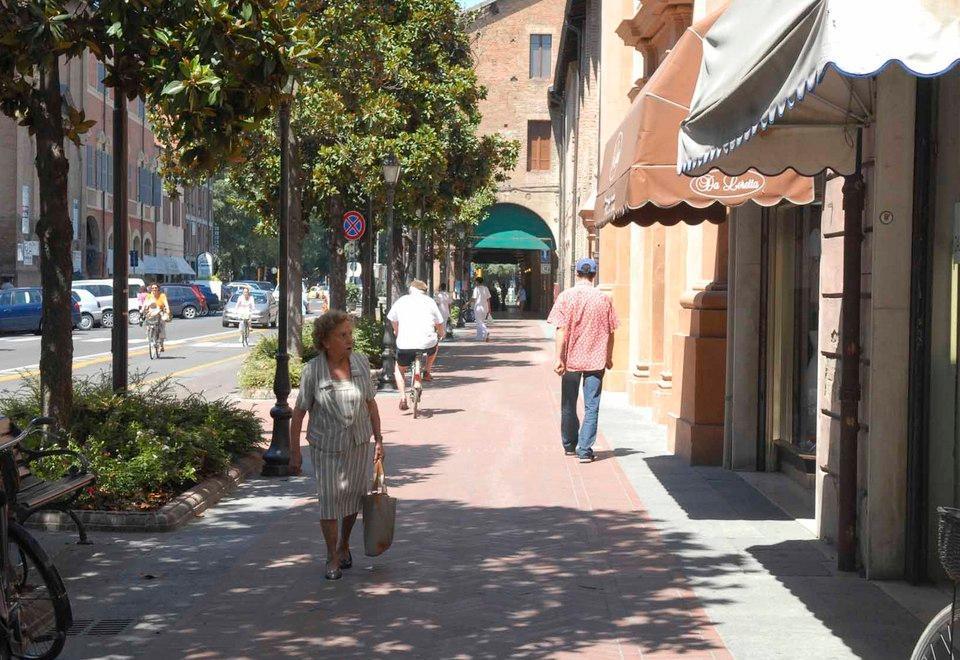 Il commercio in ginocchio Troppi e sleali concorrenti 