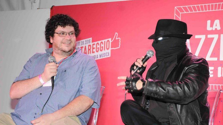 Il critico mascherato a Festareggio: «Gli chef? Sono famosi soltanto grazie alla tv»