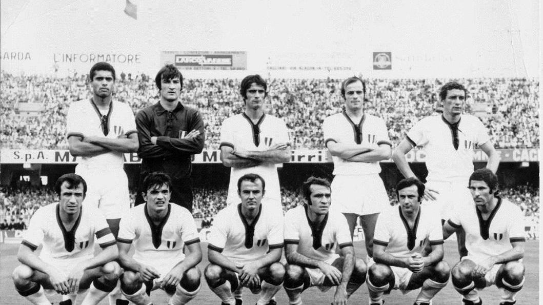 Nenè (primo in piedi da sinistra) nella formazione del Cagliari campione d'Italia