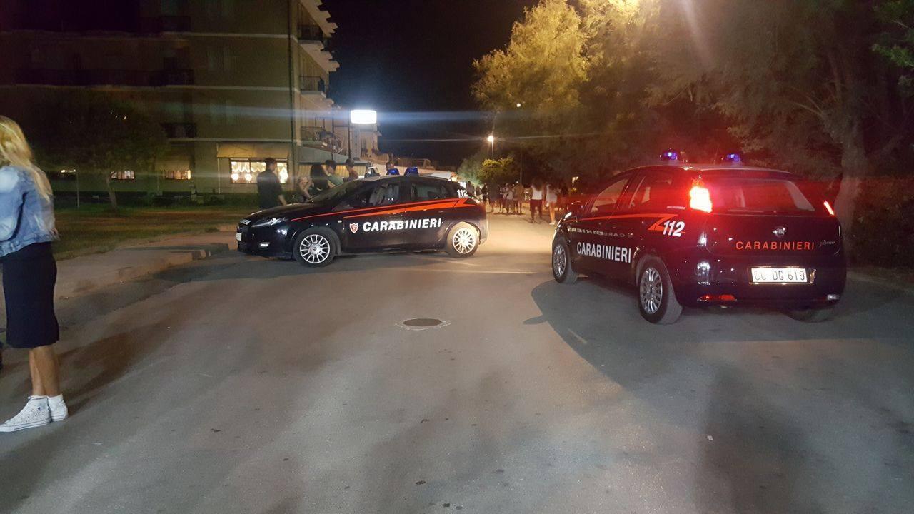 L'intervento dei carabinieri sul lungomare di Follonica nella notte tra il 27 e il 28 agosto