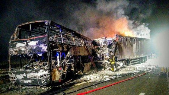 Autosole, scontro tir-pullman con migranti: mezzi a fuoco, dieci feriti lievi