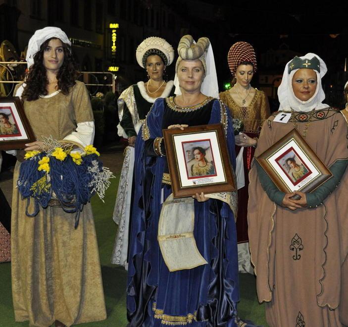 Disfida tra costumi storici, dieci dame in gara sabato sera