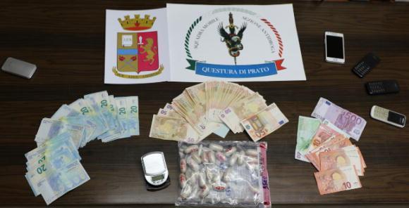 La droga e il denaro sequestrati allo spacciatore nigeriano