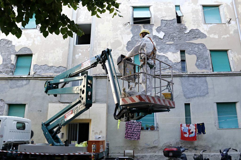 Le operazioni di rimozione dell'amianto nel blocco della Chiccaia, decise da Casalp dopo la denuncia del Tirreno del 31 agosto 2016 (Pentafoto)