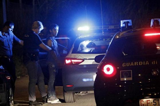Uno dei giovani fermati dalla polizia (foto Marzi / Pentafoto)