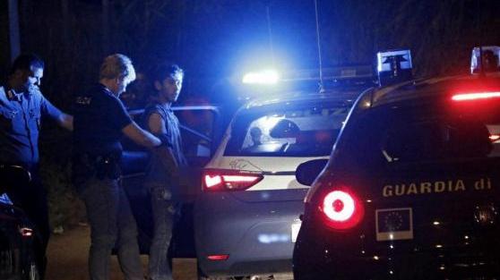 Uno dei giovani fermati dalla polizia (foto Marzi / Pentafoto)