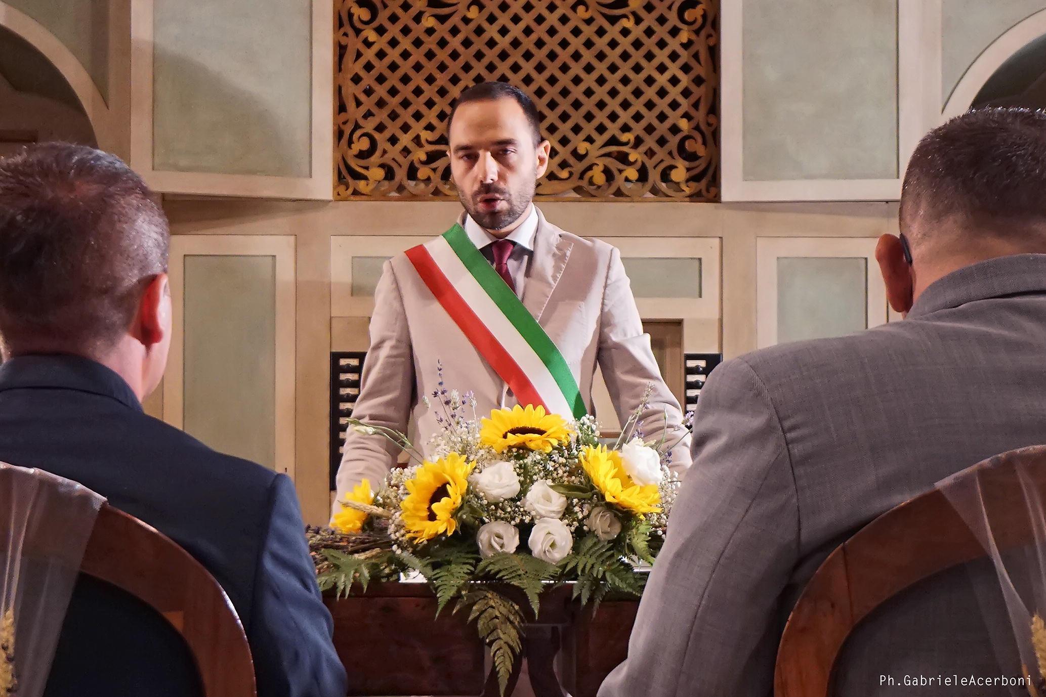 Il sindaco Bertinelli celebra l'unione civile davanti alla coppia