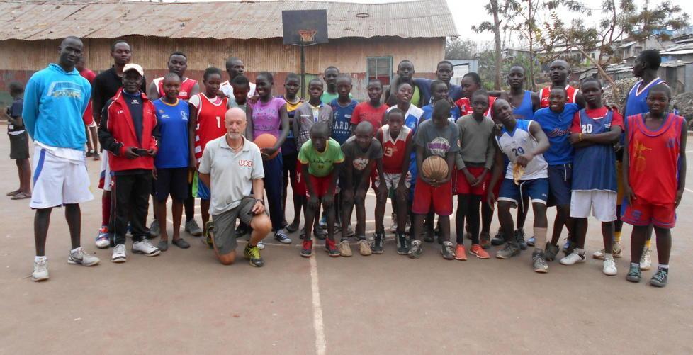 Coach Ferradini con i ragazzi e i bambini della baraccopoli di Nairobi per il progetto Slumsdunk