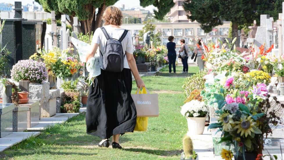 Sassari, beghe tra vicini anche al cimitero: «La sua lapide mi copre»