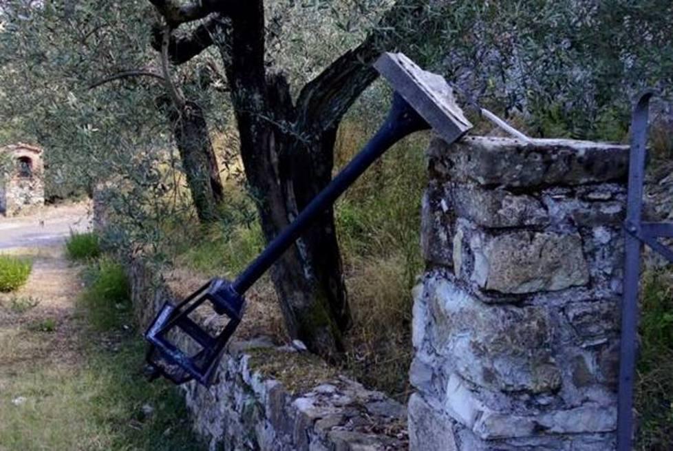 Vandali in azione alla chiesa di Buriano