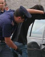Picchia i poliziotti e scappa: arrestato 