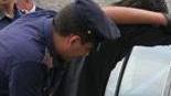 Picchia i poliziotti e scappa: arrestato