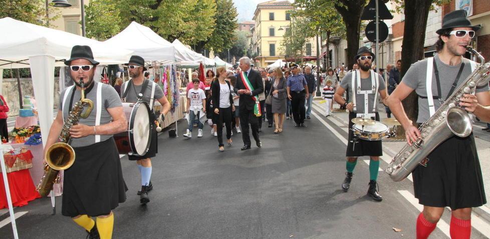 Mercatino e motoraduno due giorni di festa in città 