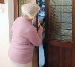 Un’altra anziana truffata dal falso assicuratore 