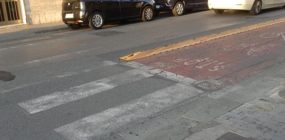 Incroci pericolosi sulla pista ciclabile Rischio di incidenti 