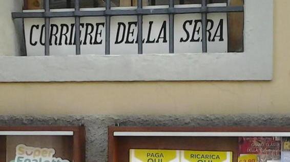 Ragazzi prendono a calci i vetri di un’edicola nel centro storico